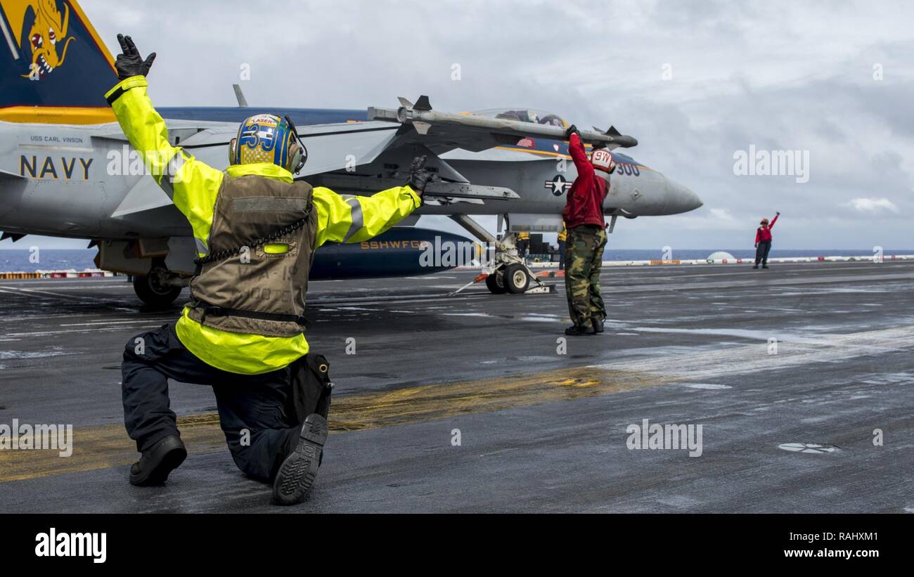 Oceano Pacifico (feb. 4, 2017) marinai di condurre operazioni di volo sul ponte di volo della portaerei USS Carl Vinson (CVN 70). La nave portante del gruppo di sciopero è su un pacifico occidentale la distribuzione come parte degli Stati Uniti Flotta del pacifico-led iniziativa di estendere il comando e le funzioni di controllo di Stati Uniti 3a flotta. Foto Stock