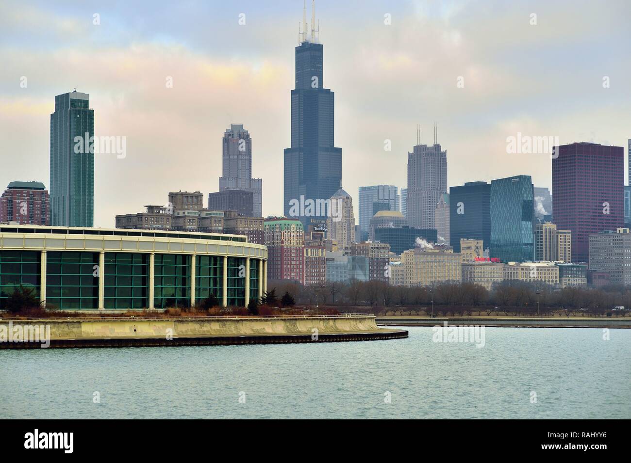 Chicago, Illinois, Stati Uniti d'America. Il lago Michigan fornisce un primo piano di una porzione dello skyline della città al di là di Grant Park. Foto Stock