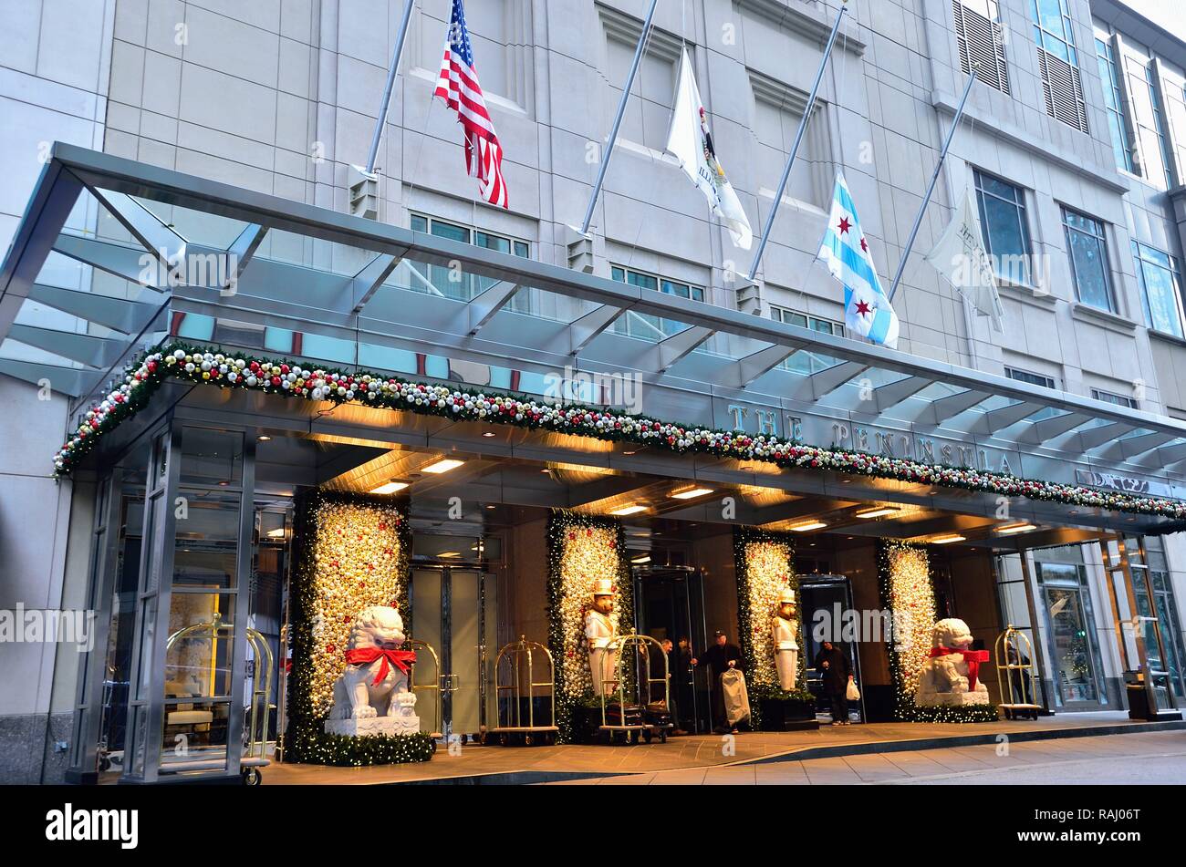 Chicago, Illinois, Stati Uniti d'America. Fu cani, Cinese mitico Lions, riflessiva dell'hotel di Hong Kong in base proprietà, sono parte del Natale decorazioni fl Foto Stock