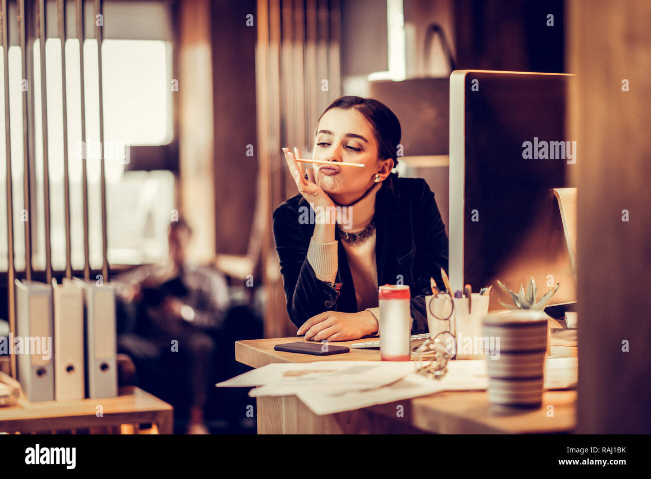 Allegro femmina giovane persona che gioca con la matita Foto Stock