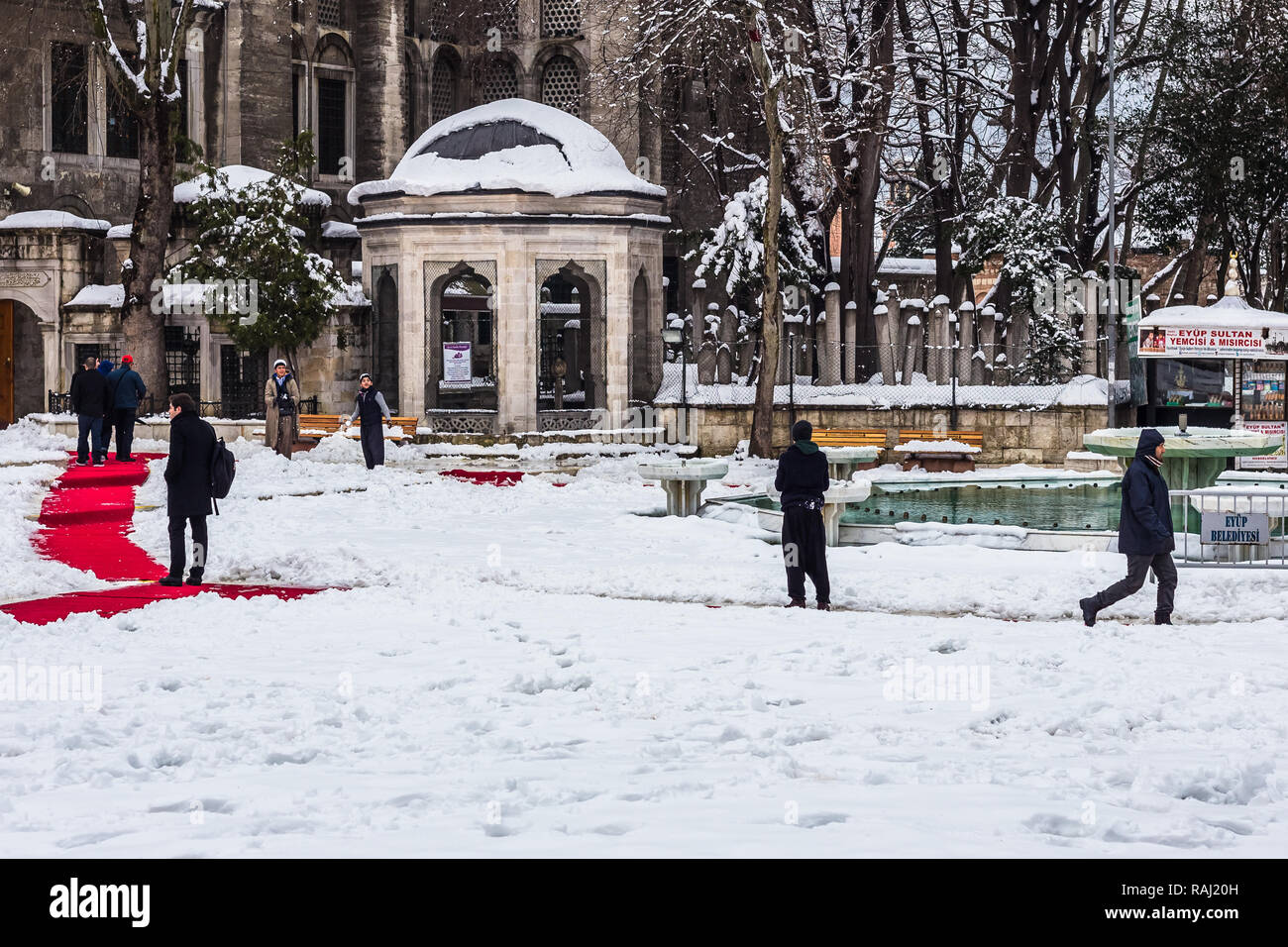 Istanbul, Turchia, febbraio 19, 2015: giovani uomini tirare palle di neve fuori Eyup la Moschea del Sultano. Foto Stock