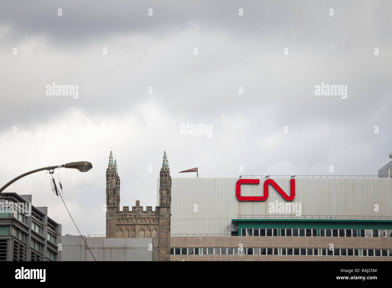 MONTREAL, Canada - 7 Novembre 2018: CN logo nella parte anteriore del loro ufficio principale per Montreal, Quebec. Noto anche come Canadian National Railway, è il ma Foto Stock