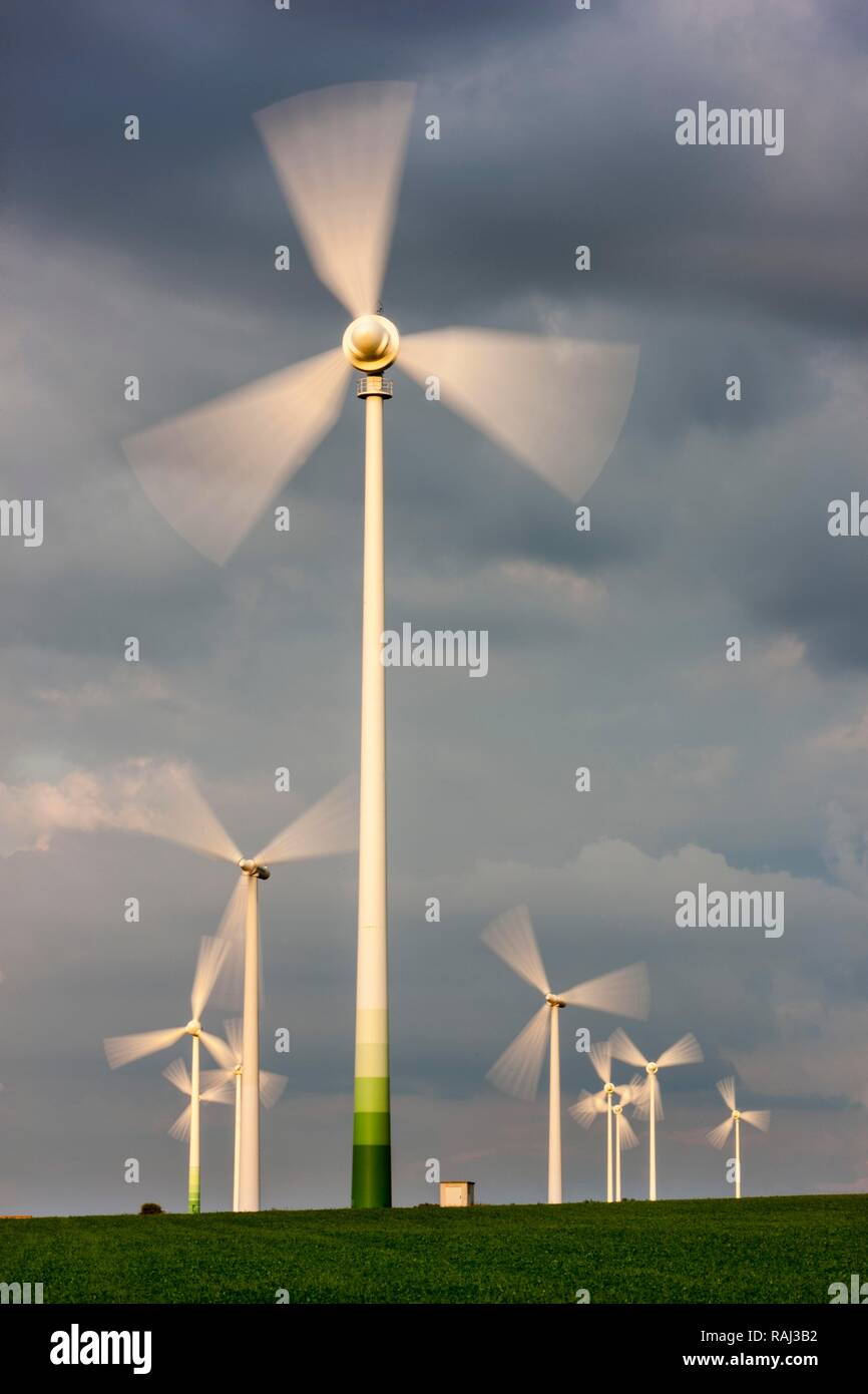 Le turbine eoliche, impianto eolico, wind farm, in Meerhof, Renania settentrionale-Vestfalia Foto Stock