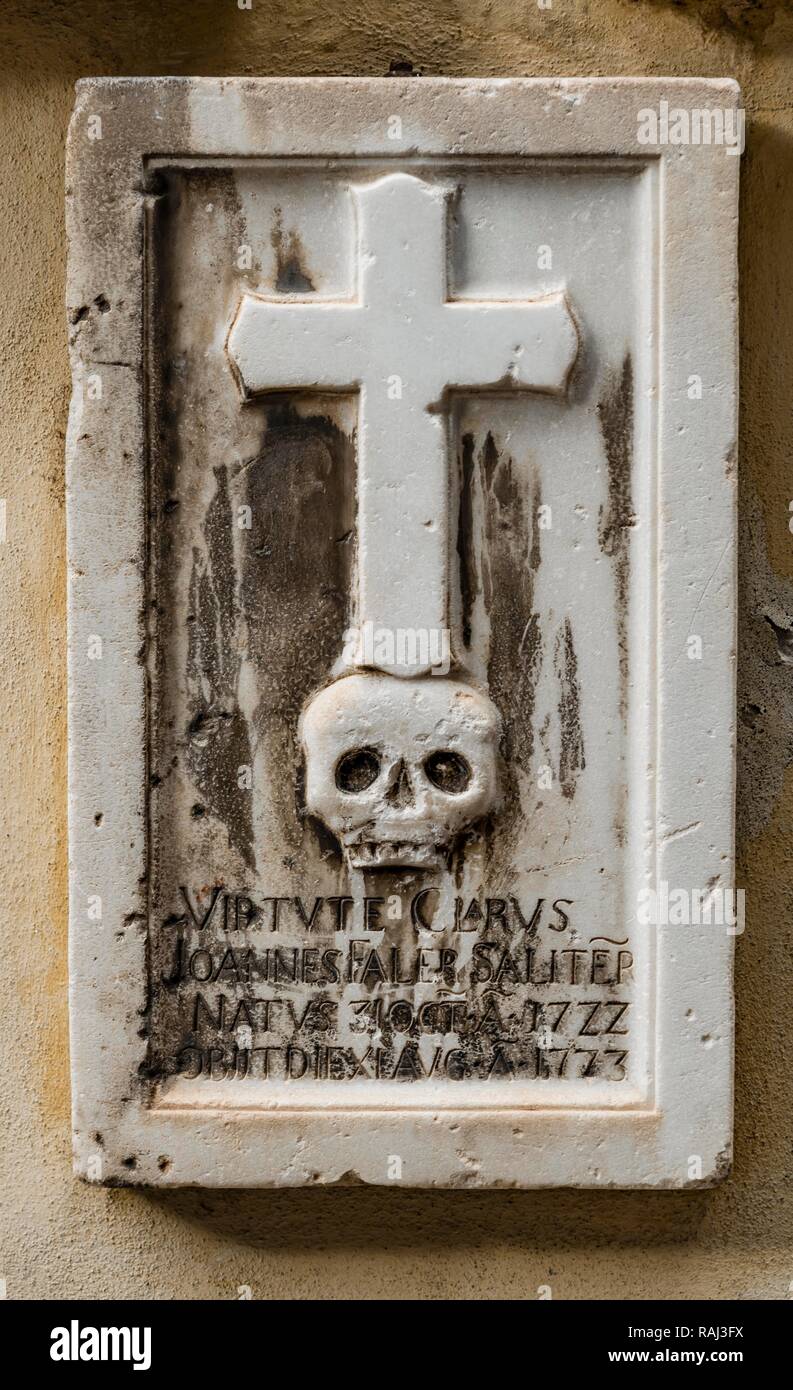 Bianco e nero, grave la piastra con il cranio e la croce sulla parete di URN, San Nicola chiesa parrocchiale, Parrocchia San Nicolò, old town Foto Stock