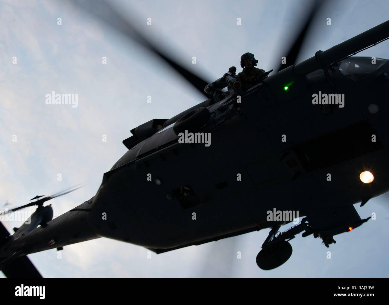 Aria di un membro di equipaggio dal 129Ala di salvataggio della California Air National Guard ispeziona la zona dove i membri della Guardia Costiera della sicurezza marittima la risposta del team di West sarã fast-corda sul ponte di L Hornblower spirito nella Baia di San Francisco, 5 dicembre 2018. I membri di MSRT West sono addestrati nelle tecniche avanzate con federali, statali e i partner locali per proteggere la nazione da una varietà di minacce a base acquosa. Stati Uniti Coast Guard foto di Chief Petty Officer John Masson. Foto Stock