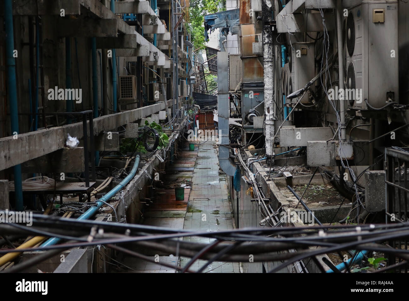 Un sacco di roba sul balcone dietro gli edifici, quali un pasticcio dietro le quinte Foto Stock