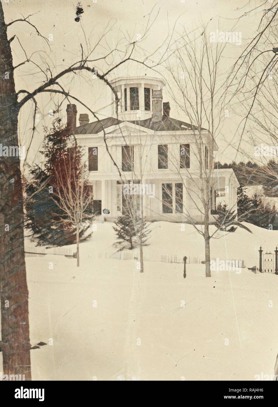 Vista di una casa in legno (con torretta o "vedova a piedi " o " predatori di piedi') nella neve, anonimo, 1870-1900 reinventato Foto Stock