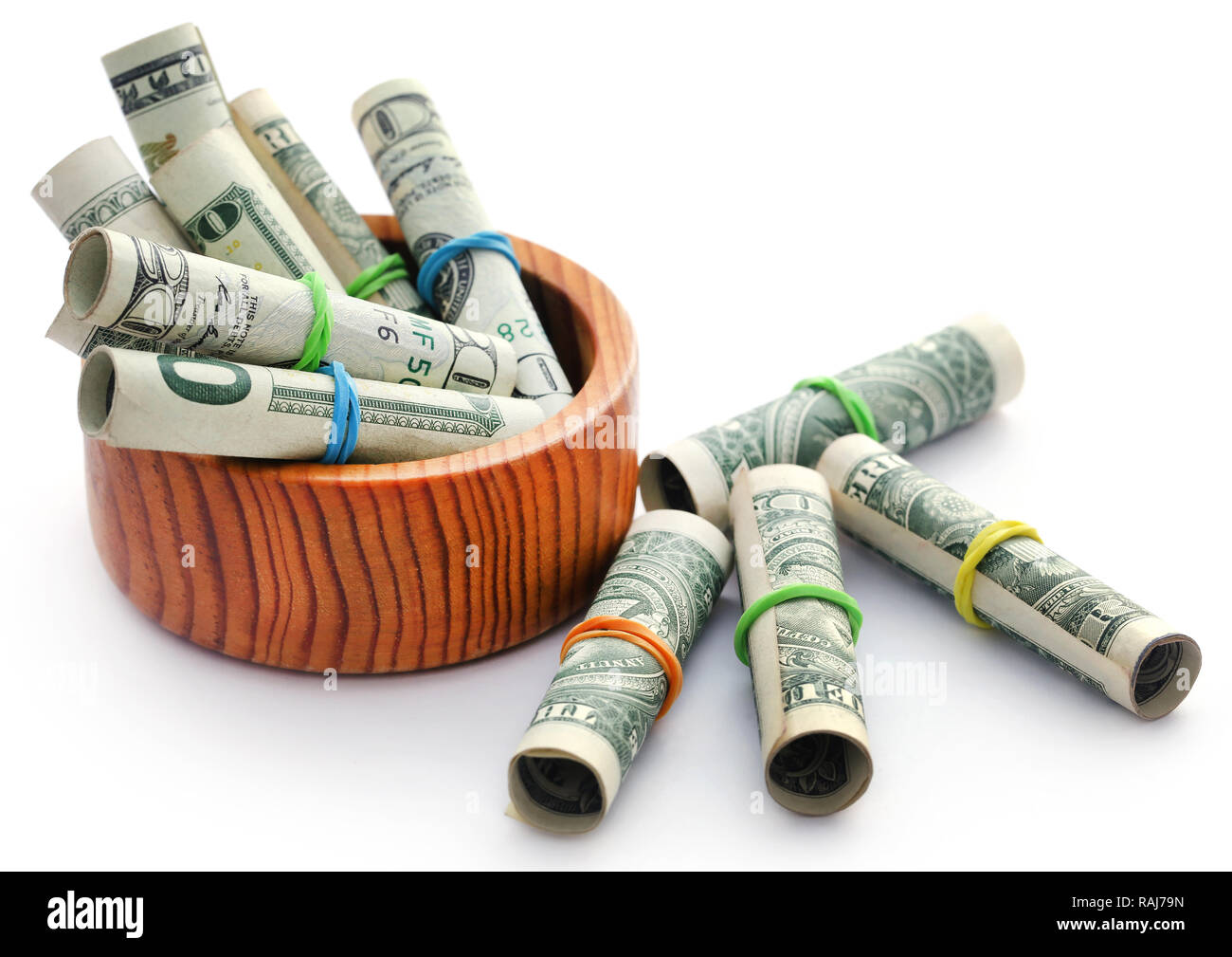 Laminati dollaro USA in una ciotola di legno su sfondo bianco Foto Stock