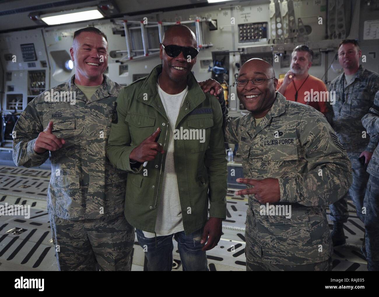 (Da sinistra) Master Sgt. Mathew Hayes, 315Manutenzione aeromobili squadrone, attore/comico Dave Chappelle e Tech Sgt. Philip Berry, 38th porta antenna squadrone posano per una foto su una base comune, Charleston S.C. 2 febbraio. La Chappelle era in città per il suo stand-up comedy mostrano quando ha fatto la visita per vedere i membri del servizio e civili federali in corrispondenza della base 2 febbraio. Foto Stock