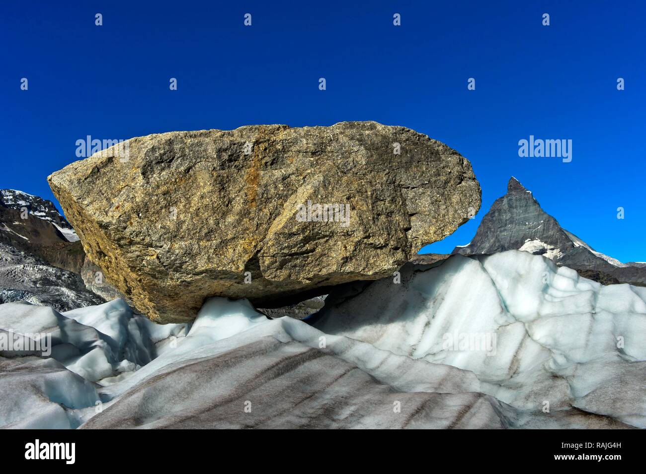 Grande masso, sul Gorner ghiacciaio, Matterhorn sul retro, Zermatt, Vallese, Svizzera Foto Stock