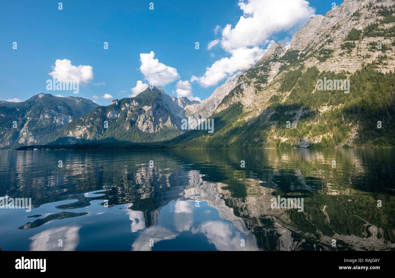Acqua di riflessione, il lago Königssee con il massiccio del Watzmann, Parco Nazionale di Berchtesgaden, Berchtesgadener, Alta Baviera, Baviera Foto Stock
