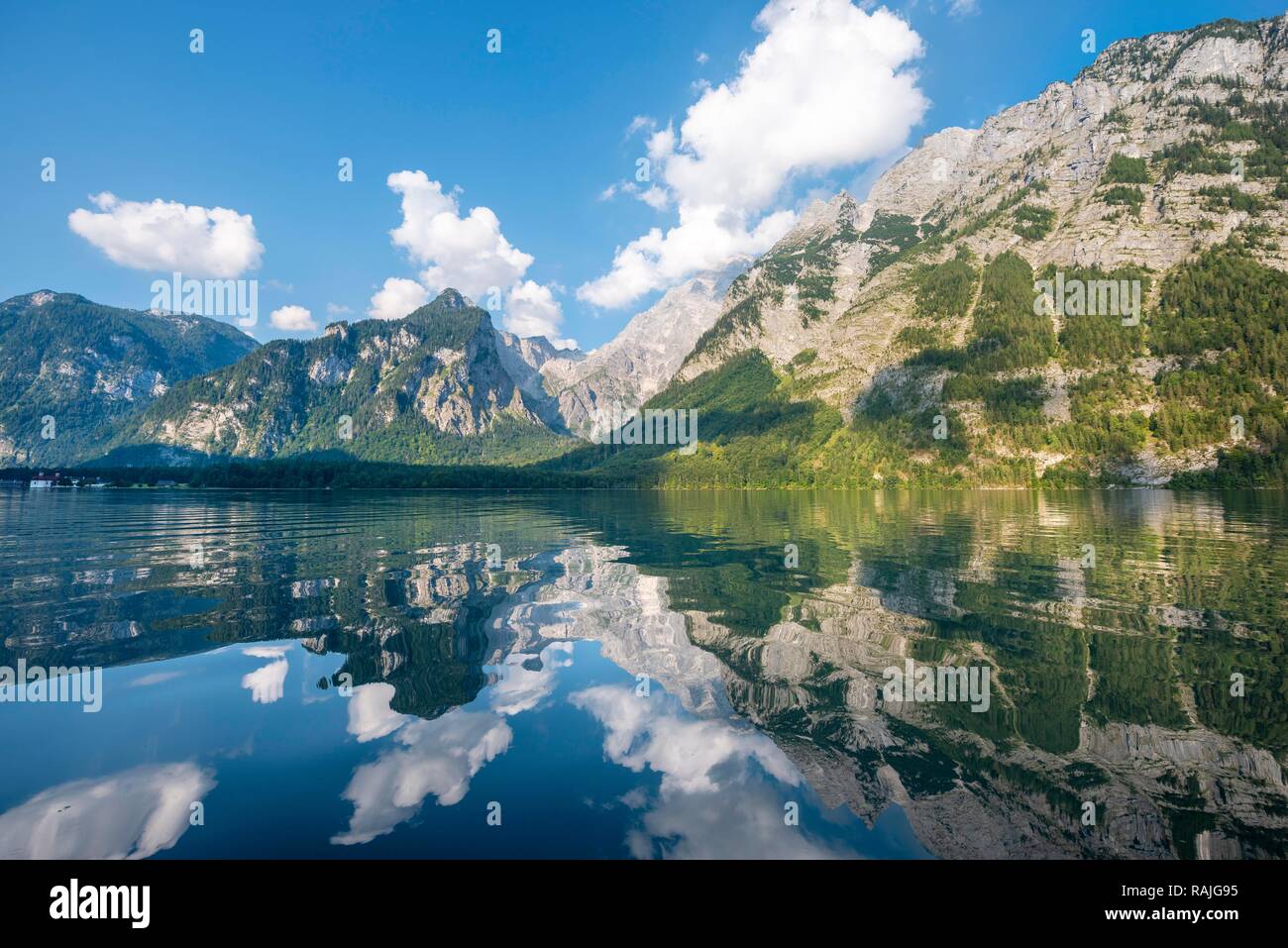 Acqua di riflessione, il lago Königssee con il massiccio del Watzmann, Parco Nazionale di Berchtesgaden, Berchtesgadener, Alta Baviera, Baviera Foto Stock