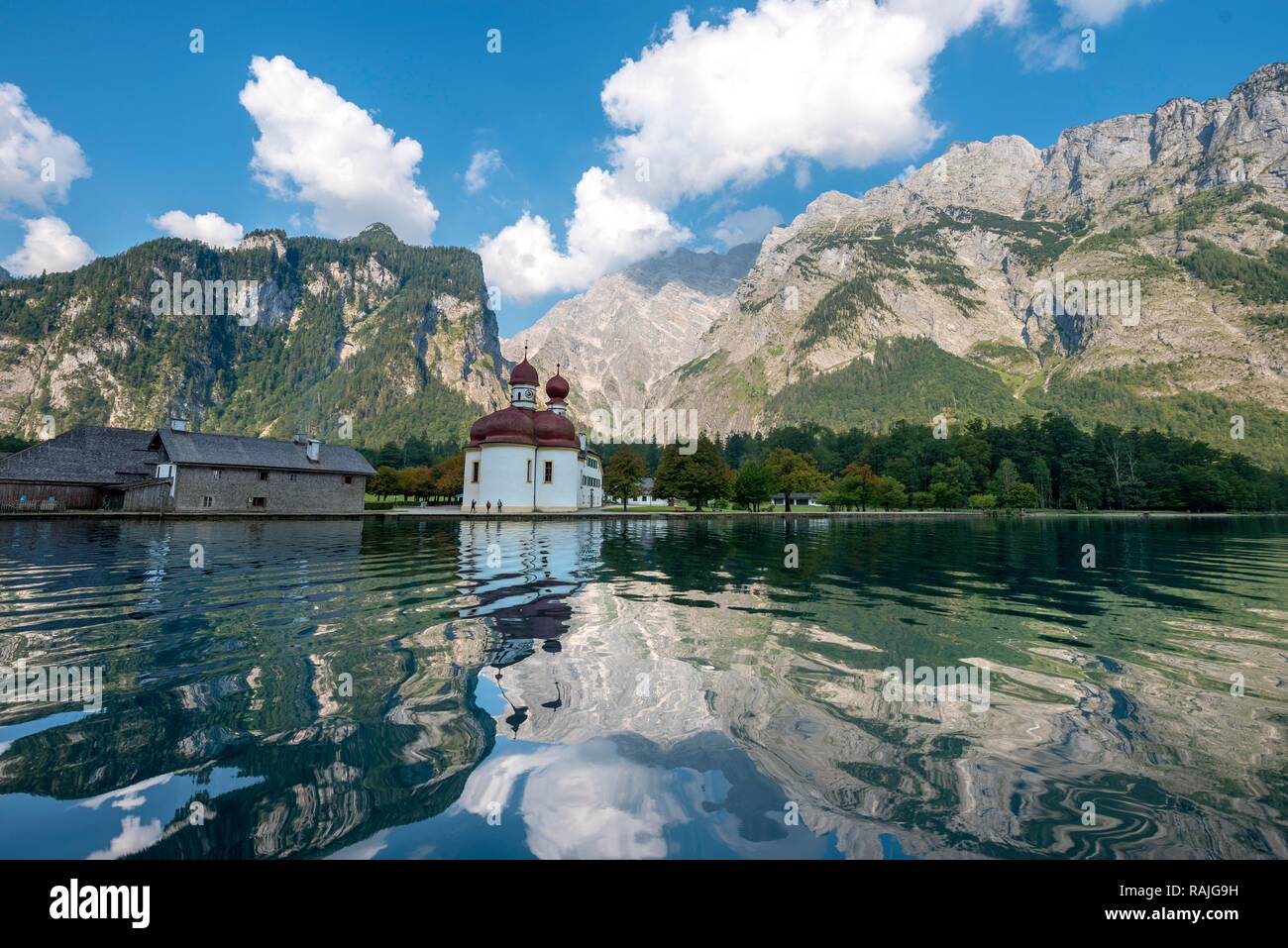 Acqua di riflessione, il lago Königssee con il Massiccio del Watzmann e la chiesa del pellegrinaggio di San Bartolomeo, Parco Nazionale di Berchtesgaden. Foto Stock