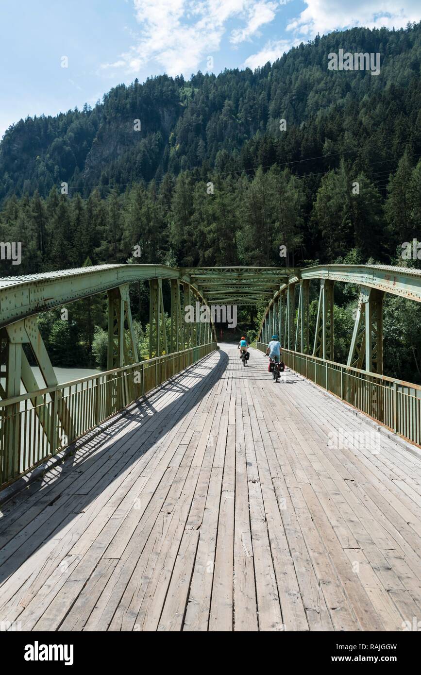 Pista ciclabile Via Claudia Augusta, di attraversamento delle Alpi, ponte sull'Inn, Landeck, Austria Foto Stock