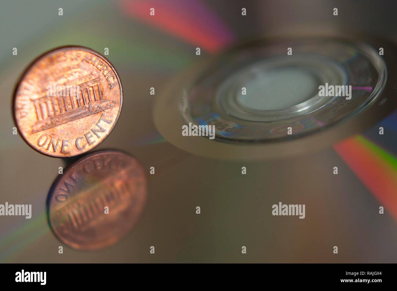 Un centesimo, valuta statunitense, in un ottica di disco di dati Foto Stock