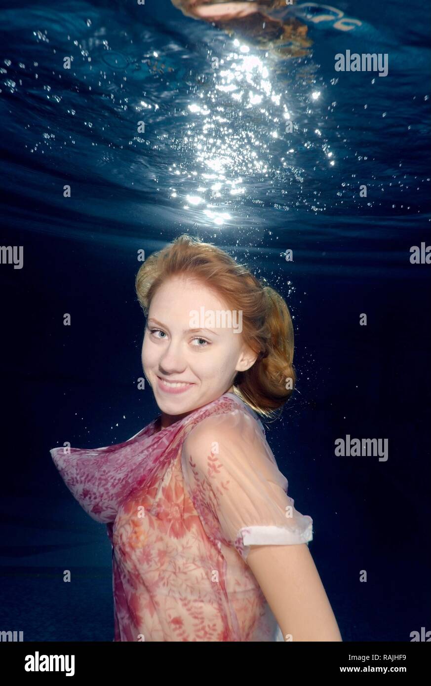 Modello di subacquea presentando la moda in piscina, Odessa, Ucraina, Europa orientale Foto Stock
