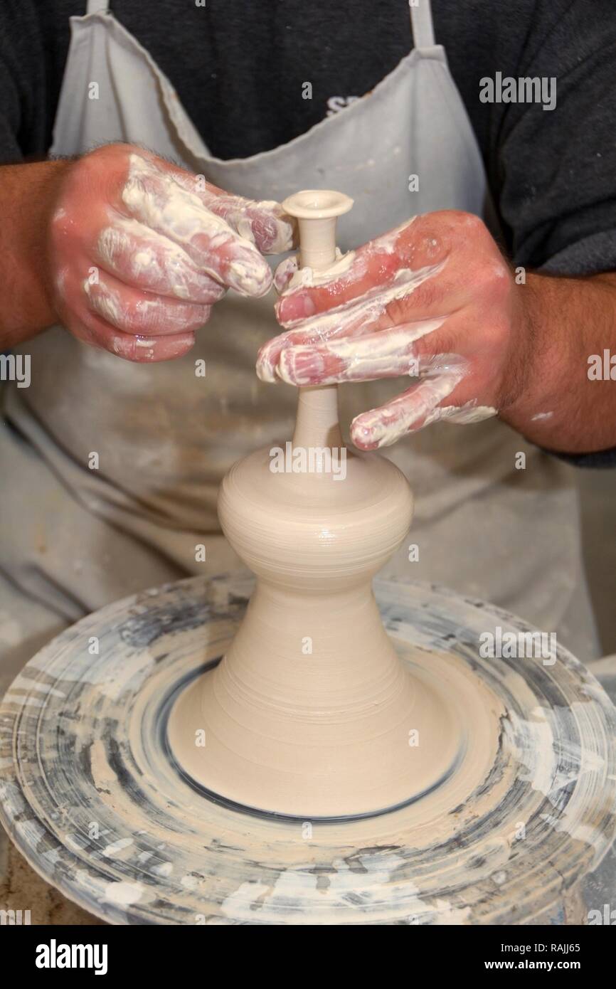 Potter lavorando in una ceramica, Muğla Provincia, Turchia Foto Stock