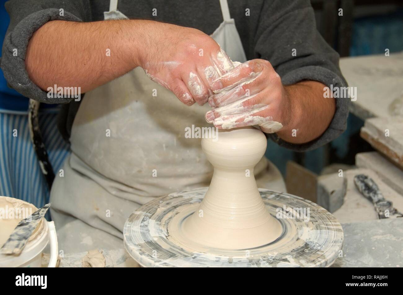 Potter lavorando in una ceramica, Muğla Provincia, Turchia Foto Stock