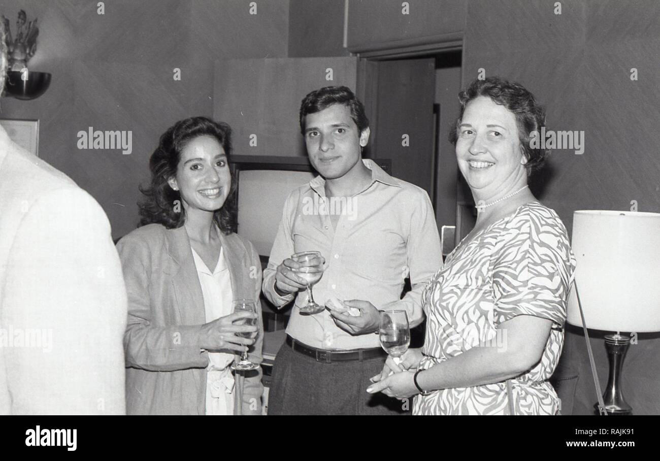 Due donne e un uomo sono in posa per una foto. Foto Stock