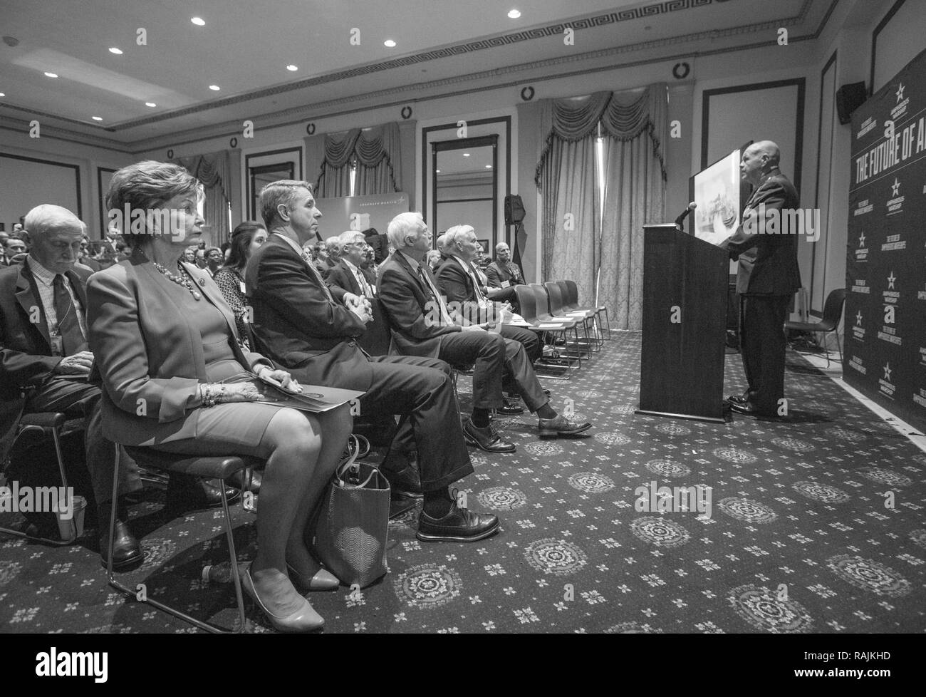 Il comandante del Marine Corps gen. Robert B. Neller parla alla nave da guerra anfibio base industriale di coalizione al Rayburn House di rappresentanti Edificio per uffici, Washington D.C., Febbraio 7, 2017. Neller ha parlato di funzionalità uniche forze anfibio offrono i nostri leader e alleati. Foto Stock