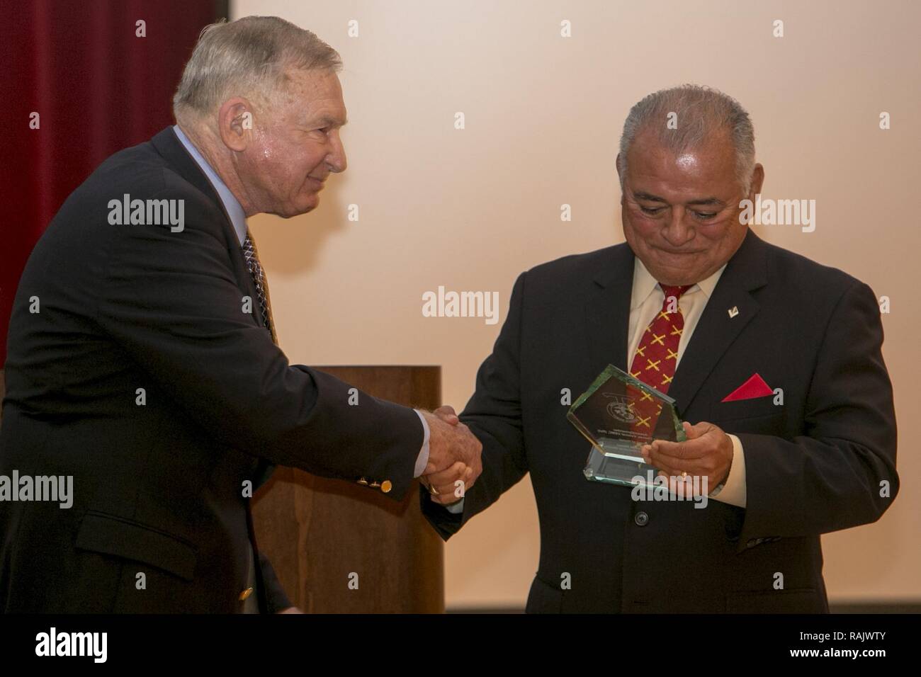 Stati Uniti Marine Corps Col. Richard Rothwell (pensionati), sinistra, presenta Col. Rocky Chavez (Pensionati) con un regalo durante il primo accampamento annuale Pendleton storica Società Awards cena presso il Pacifico viste Event Center su Camp Pendleton, California, 11 febbraio, 2017. Foto Stock