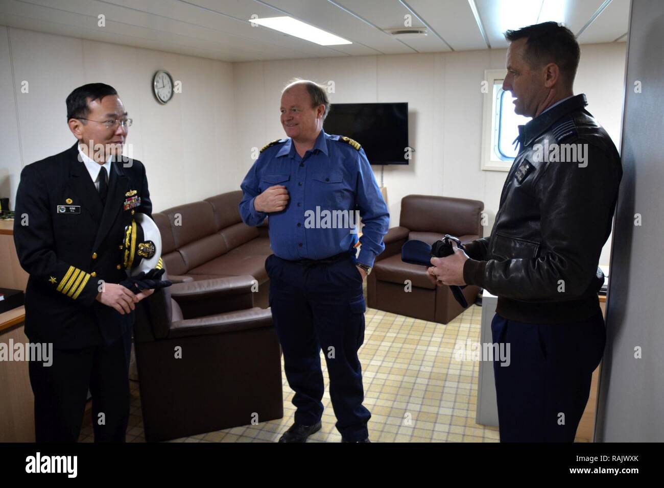 YOKOSUKA, Giappone (feb. 11, 2017) - Capt. Jeffrey Kim (sinistra), Commander, le attività della flotta Yokosuka (CFAY) e il cap. Michael Jansen (a destra), comandante delle Nazioni Unite (comando posteriore) Benvenuti Capt. Shaun Jones (medio) da Royal Fleet Auxiliary (RFA) Tidespring (A136) per le attività della flotta (FLEACT) Yokosuka. RFA Tidespring è la prima ondata-class tanker la Royal Navy ha preso in consegna dal sud coreano società di cantieristica navale Daewoo & Marine Engineering (DSME). Tidespring porta di chiamata a FLEACT Yokosuka era prevista una visita promossa dalle Nazioni Unite il comando (posteriore). Fornire FLEACT Foto Stock