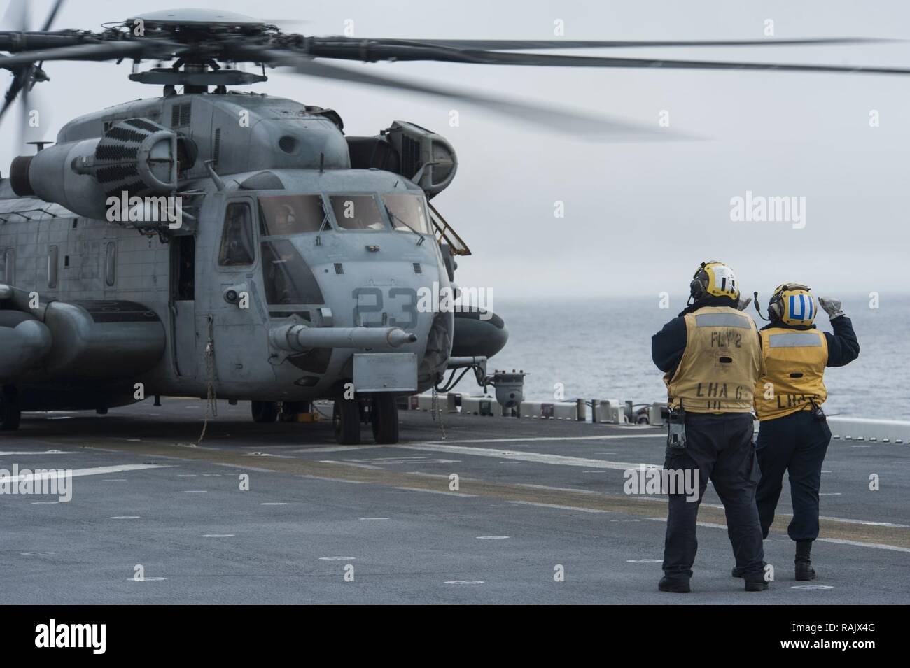 Oceano Pacifico (feb. 10, 2017) - Aviazione di Boatswain Mate (movimentazione) terza classe Jonathan Deleon incarica di aviazione di Boatswain Mate (movimentazione) terza classe Kathy Garcia su segnali a mano durante le operazioni di volo su Amphibious Assault nave USS America (LHA 6). L'America è attualmente in corso di conduzione delle operazioni di routine in preparazione per la distribuzione entro la fine di quest'anno. Foto Stock