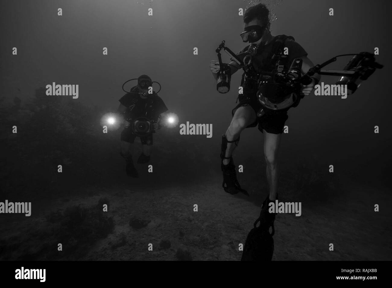 La comunicazione di massa specialista in seconda classe Sean Furey e la comunicazione di massa specialista in seconda classe Austin Simmons, entrambi assegnati alla lotta Expeditionary Fotocamera, condurre la fotografia subacquea formazione al largo della costa della stazione navale di Guantánamo Bay, Cuba, 8 febbraio Combattimento Expeditionary fotocamera divers condurre formazione annuale per mantenere la loro competenza, assicurando che essi sono pronti a supportare DoD missioni in tutto il mondo. Foto Stock