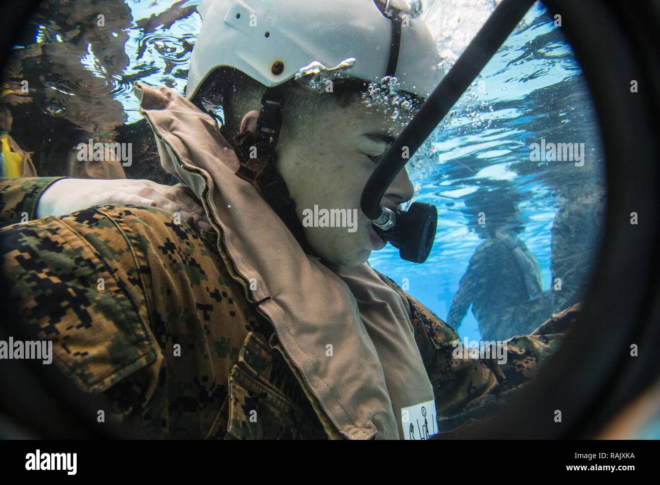 Stati Uniti Lancia Marine Cpl. Jonathan Wright, motore di operatore di trasporto con autocarro Azienda, Sede battaglione, terza divisione Marine, III Marine forza expeditionary, si impegna nella subacquea formazione Egress su Camp Hansen, Okinawa, in Giappone, Febbraio 9, 2017. Marines con Truck Company sono richiesti per completare UET come parte della loro pre-formazione di distribuzione per Fuji Viper 17-3. Foto Stock