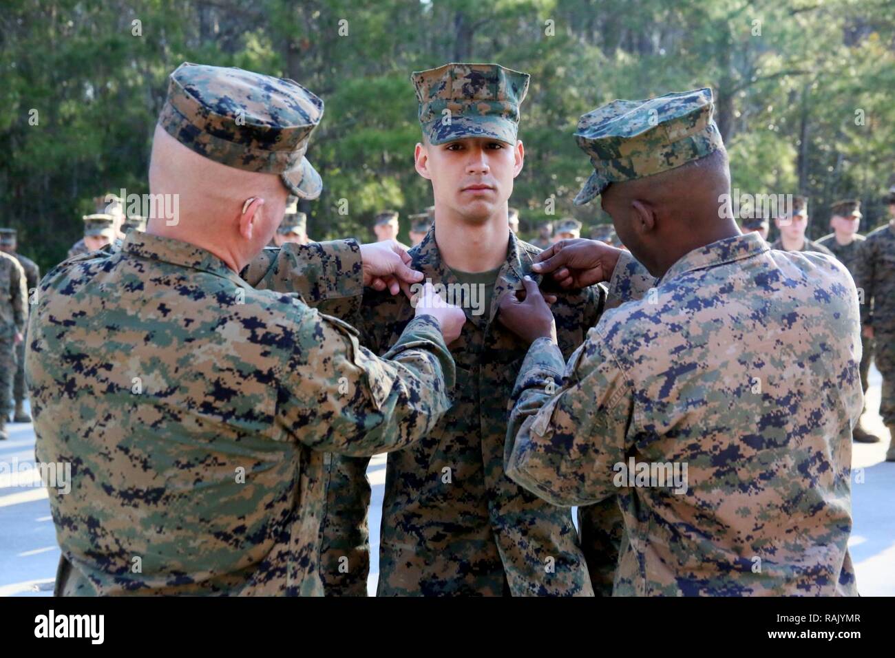 Sgt. Ryan Tugas, centro è segnato come un meritorio sergente durante una cerimonia di promozione a bordo Marine Corps Air Station Cherry Point, N.C., 2 febbraio 2017. Marine Tactical Air Command Squadron 28's senior leadership riconosciuta Tugas per andare al di là dei call of duty mentre assegnato come assistente del motore le operazioni di trasporto capo. Tugas è un trasporto a motore operatore assegnato a MTACS-28, aria marina gruppo di controllo 28, 2° velivolo marino ala. Foto Stock