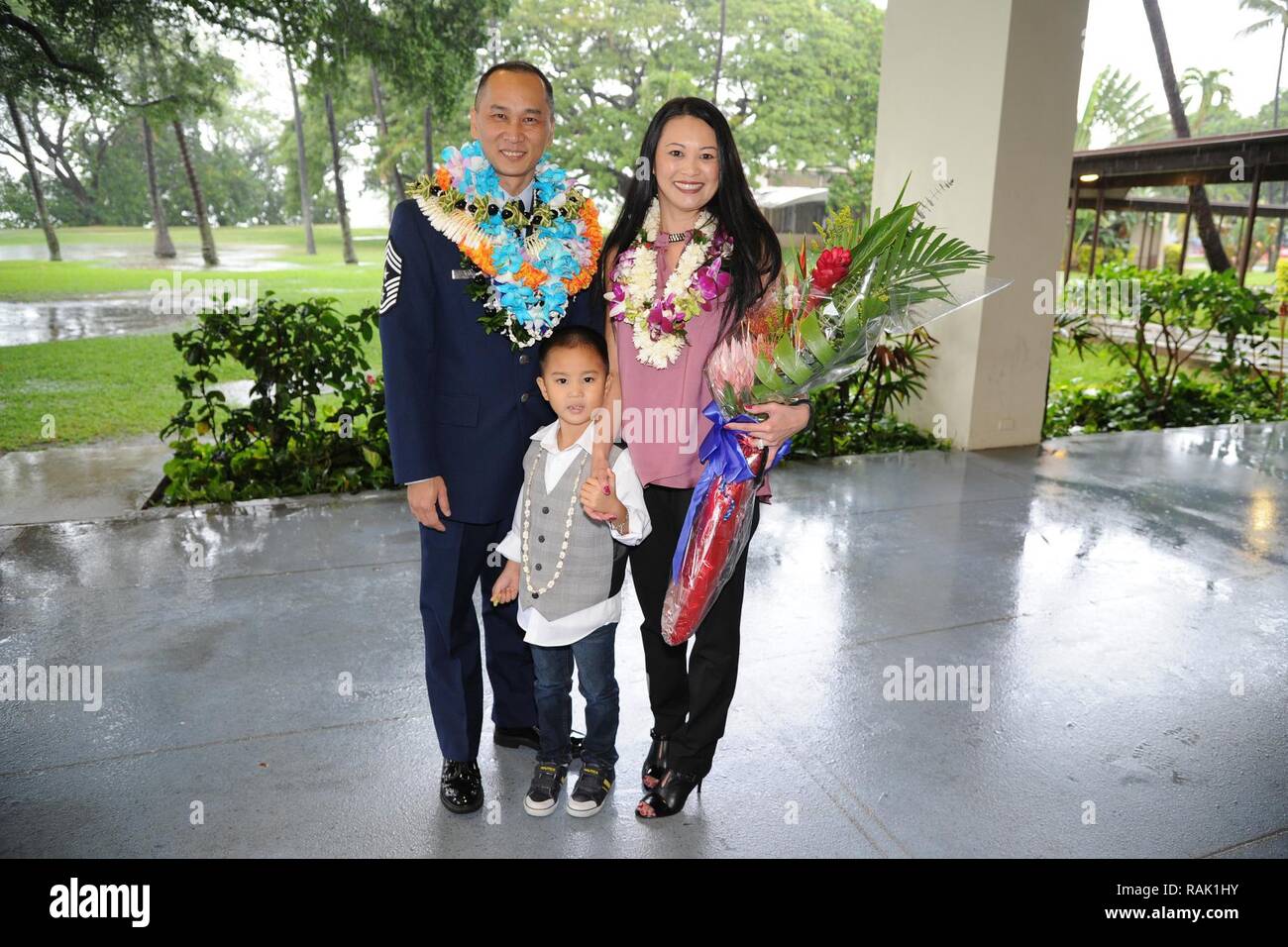 Stati Uniti Il comando delle Forze aeree Chief Master Sgt. Michael Du, di noce, in California, e la sua famiglia dopo il suo pensionamento cerimonia presso la storica Hickam Officers Club, Base comune Harbor-Hickam perla, Hawaii, 11 febbraio, 2017. Du culminata i suoi venticinque anni di carriera come i senior leader arruolato per il 624th regionale gruppo di supporto. Situato su Oahu e guam, e un componente della Air Force Reserve, il 624th regionale gruppo di supporto ha la missione di offrire la missione essenziale attraverso la capacità di combattere la disponibilità, la gestione della qualità e le distribuzioni tempo di pace nell area del Pacifico di responsabilità. Foto Stock