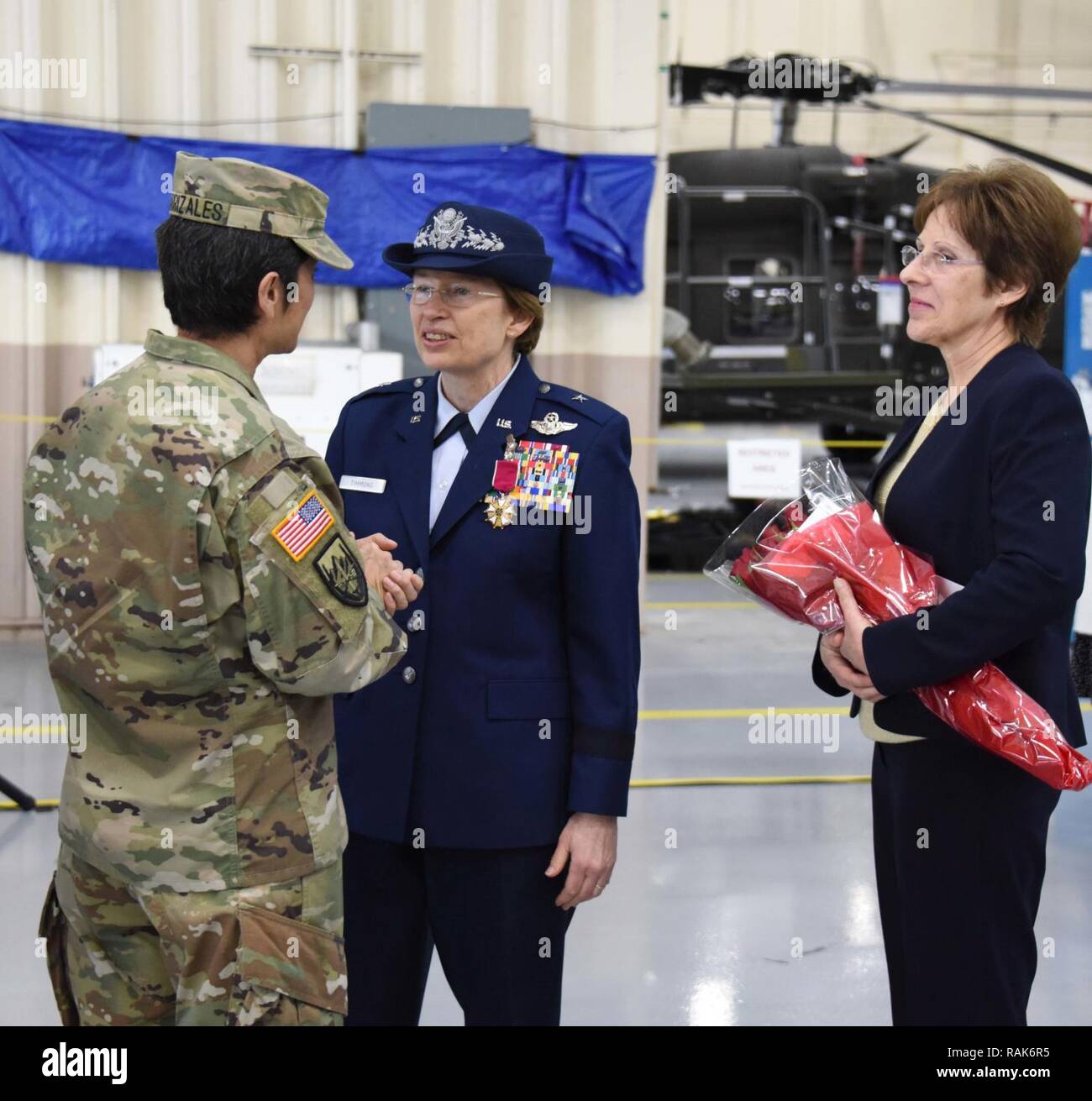 ARMY AVIATION SUPPORT FACILITY, Del.- Brig. Gen. Carol A. Timmons, centro, accanto a moglie Jane Bass, destra, parla con Col.Claudia Carrizales, Ambasciata- porto di Spagna, Trinidad e Tobago, a seguito di una modifica del comando cerimonia tenutasi il 11 febbraio, 2017. Timmons reliquensed il comando nella posizione di Delaware la Guardia Nazionale aiutante generale- aria per Col. David B. Walker. Foto Stock