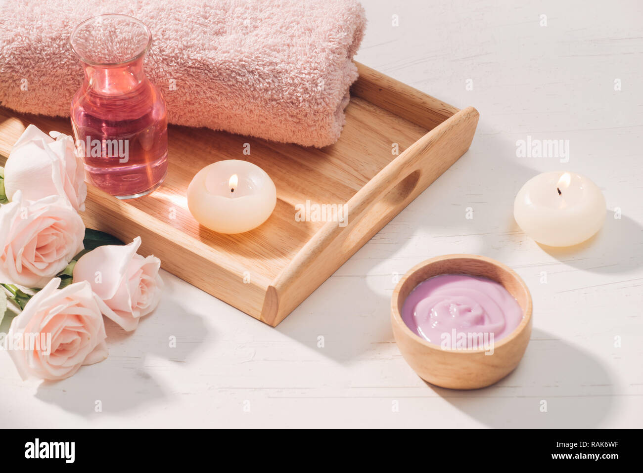 Spa e aromaterapia. Fiori di rose e olio essenziale. Foto Stock