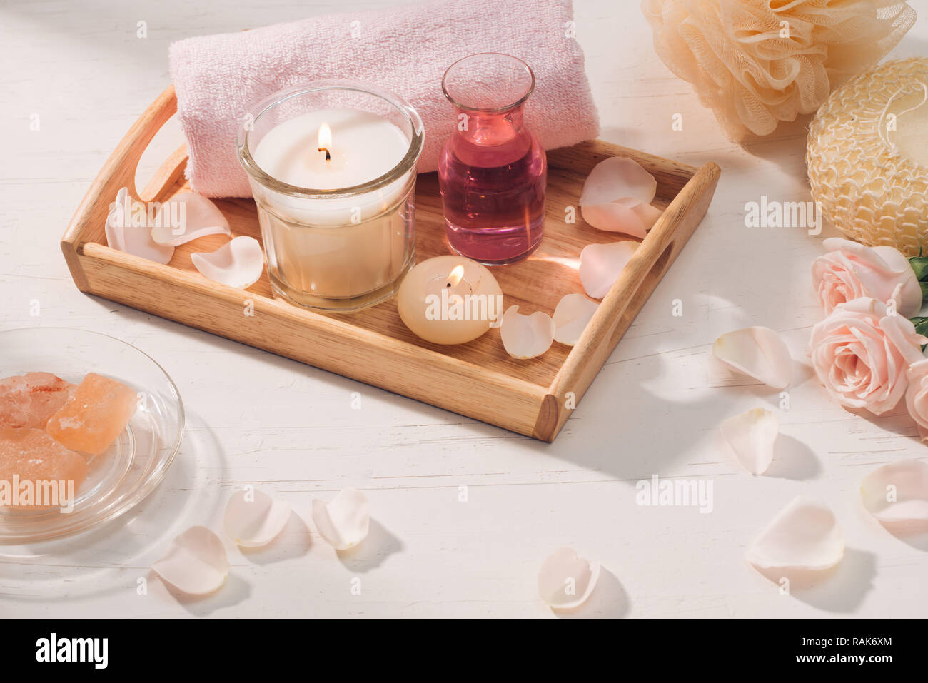 Spa e aromaterapia. Fiori di rose e olio essenziale. Foto Stock