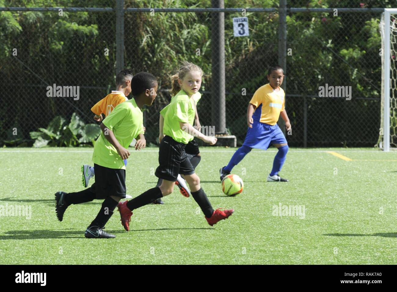 HARMON, Guam (Feb.11, 2017) la base navale Guam tsunami prendere sul Dededo oro nella loro prima partita di calcio della stagione primaverile a Guam Football Association National Training Centre sabato. La marina militare la gioventù i programmi sportivi sono progettati per insegnare il piacere di giocare su una squadra pur incoraggiando la costruzione di carattere. Foto Stock