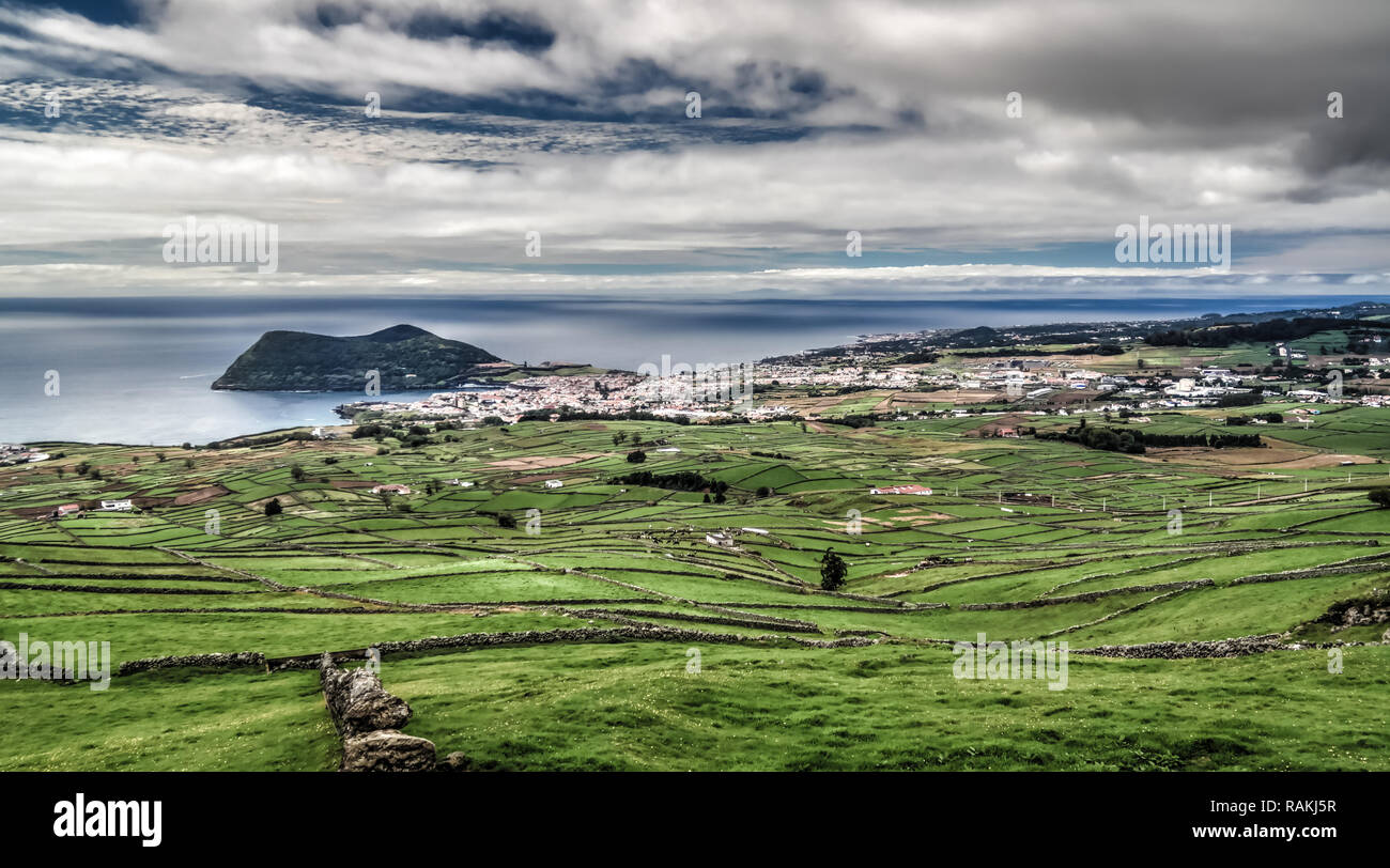 Paesaggio con il monte Vulcano Brasil e Angra do Heroismo nell'isola Terceira, Azzorre, Poetugal Foto Stock