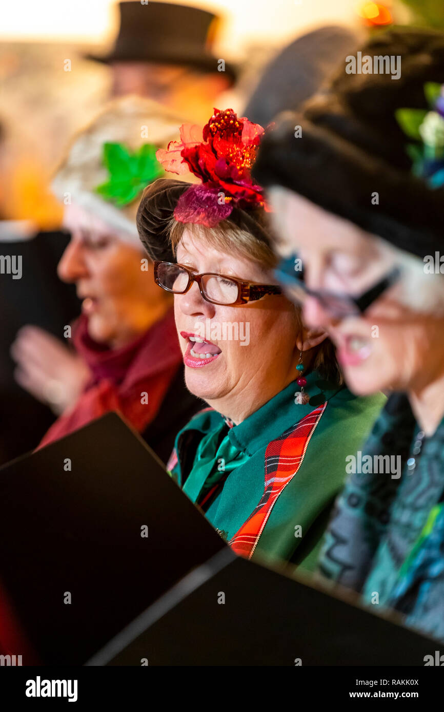 La foresta di alti responsabili rendendo coro musicale di Natale al Dean Heritage Centre, Soudley, nel Gloucestershire. Foto Stock