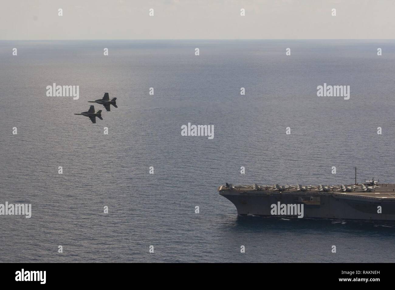 Mare Mediterraneo (feb. 21, 2017) F/A-18F Super calabroni attaccata al "leoni neri' di Strike Fighter Squadron (VFA) 213, pilotato dal comandante della Cmdr. Douglas Langenberg e delegato della Cmdr. Kevin Robb volare in formazione sulla portaerei USS George H.W. Bussola (CVN 77) per un'antenna di cambiamento di comando. La Cmdr. Robb alleviato la Cmdr. Langenberg come comandante della (VFA) 213. Il George H.W. Bush Carrier Strike gruppo sta conducendo operazioni navali negli Stati Uniti Sesta flotta area di operazioni a sostegno degli Stati Uniti per gli interessi di sicurezza nazionali. Foto Stock