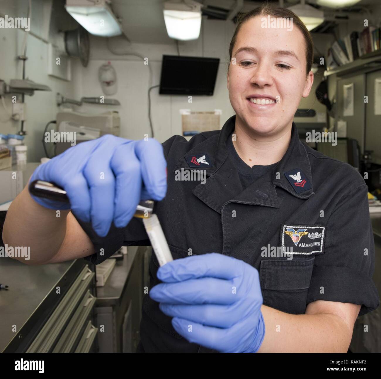 Sul mare del sud della Cina (feb. 21, 2017) Ospedale Corpsman 2a classe Amanda Palmer, di Windsor, Ohio, si prepara un campione di sangue per il test nel laboratorio di sangue sulla portaerei USS Carl Vinson (CVN 70). La Carl Vinson Carrier Strike gruppo è su un regolarmente programmati Pacifico occidentale la distribuzione come parte degli Stati Uniti Flotta del pacifico-led iniziativa di estendere il comando e le funzioni di controllo di Stati Uniti 3a flotta. Stati Uniti Navy portaerei strike gruppi hanno pattugliato il Indo-Asia-Pacifico regolarmente e sistematicamente per più di 70 anni. Foto Stock