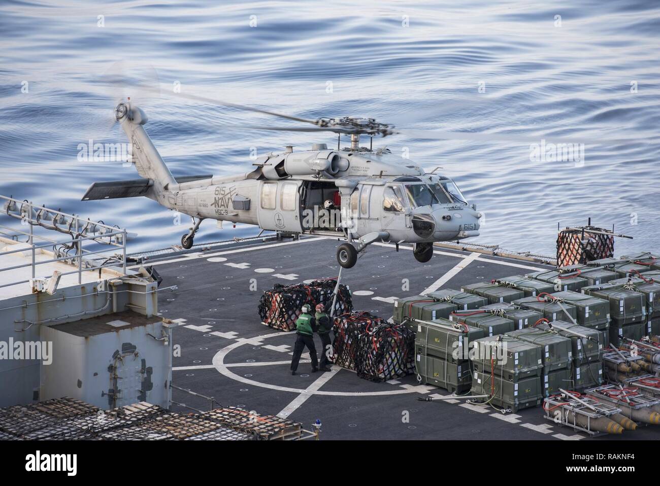 Mare Mediterraneo (feb. 18, 2017) un MH-60S Sea Hawk elicottero assegnato al 'Tridents' di elicottero di mare squadrone di combattimento (HSC) 9 preleva il carico dal combattimento veloce nave appoggio USNS alimentazione (T-AOE 6) durante un rifornimento in mare. Il George H.W. Bush Carrier Strike gruppo sta conducendo operazioni navali negli Stati Uniti Sesta flotta area di operazioni a sostegno degli Stati Uniti per gli interessi di sicurezza nazionali. Foto Stock