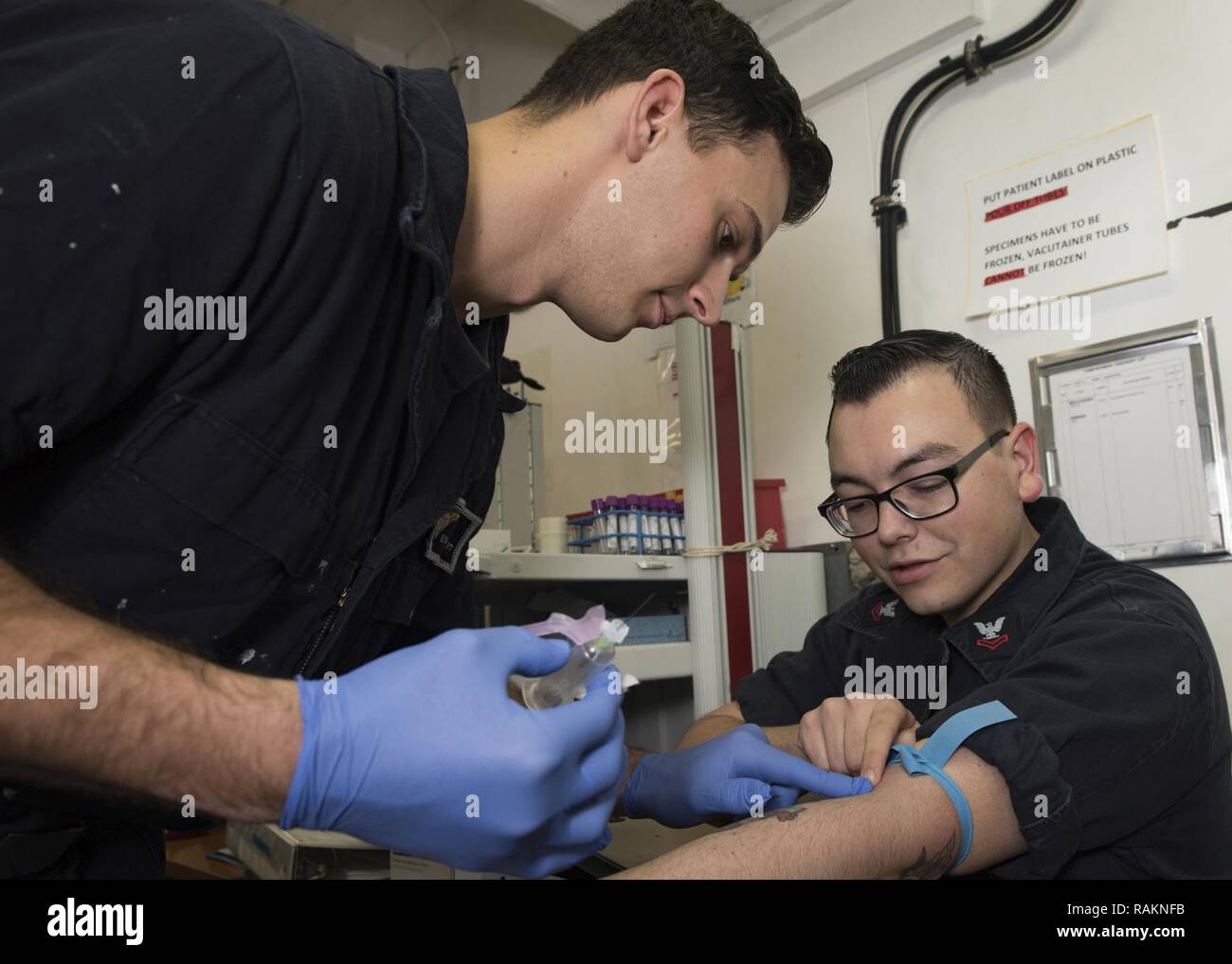 Sul mare del sud della Cina (feb. 21, 2017) Airman Evan Stewart, sinistra, da Chattanooga, Tennessee, riceve la formazione per via endovenosa da ospedale Corpsman 2a classe Riley Garn, da Salt Lake City, a bordo della portaerei USS Carl Vinson (CVN 70). La Carl Vinson Carrier Strike gruppo è programmata un pacifico occidentale la distribuzione come parte degli Stati Uniti Flotta del pacifico-led iniziativa di estendere il comando e le funzioni di controllo di Stati Uniti 3a flotta. Stati Uniti Navy portaerei strike gruppi hanno pattugliato il Indo-Asia-Pacifico regolarmente e sistematicamente per più di 70 anni. Foto Stock