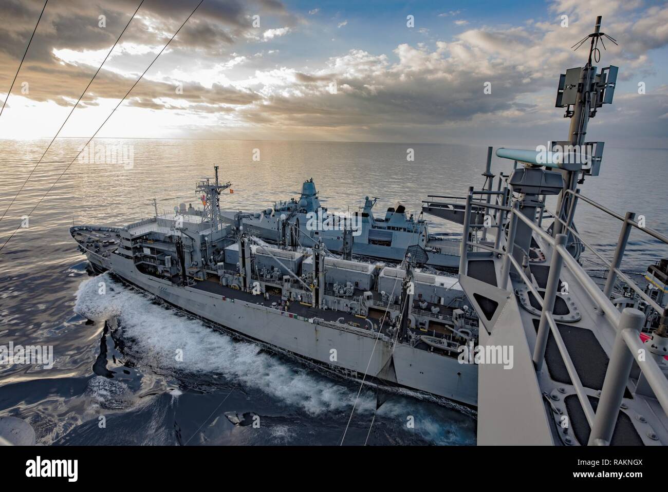 Mare Mediterraneo (feb. 18, 2017) Il rapido supporto di combattimento nave USNS alimentazione (T-AOE 6), al centro, è attualmente in corso con la marina militare danese frigate HDMS Pietro Willemoes (F 362) e la portaerei USS George H.W. Bussola (CVN 77) durante un rifornimento in mare. Il George H.W. Bush Carrier Strike gruppo sta conducendo operazioni navali negli Stati Uniti Flotta di 6 aree di intervento a sostegno di funzionamento inerenti a risolvere. Foto Stock