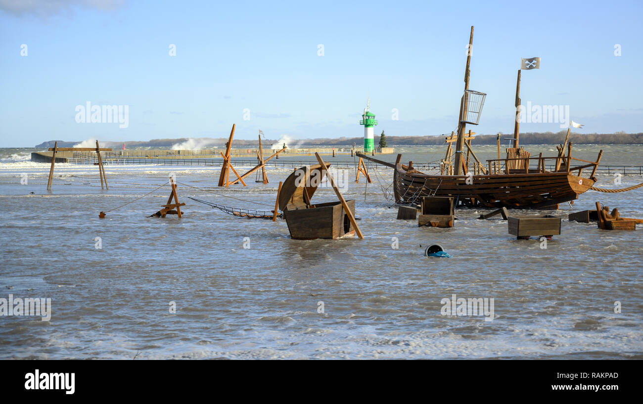 Area giochi sulla spiaggia che affonda in acqua alta presso il Mar Baltico in Travemuende, Luebeck bay, cielo blu con spazio di copia Foto Stock