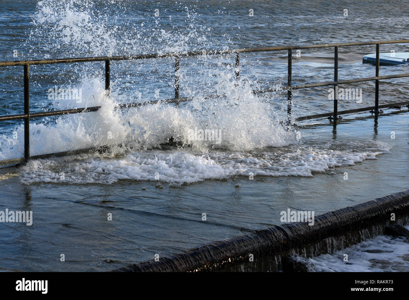 Acqua alta è di inondazione del quay con spruzzi e schizzi, tempesta nel mar Baltico in Travemuende, Germania, spazio di copia Foto Stock