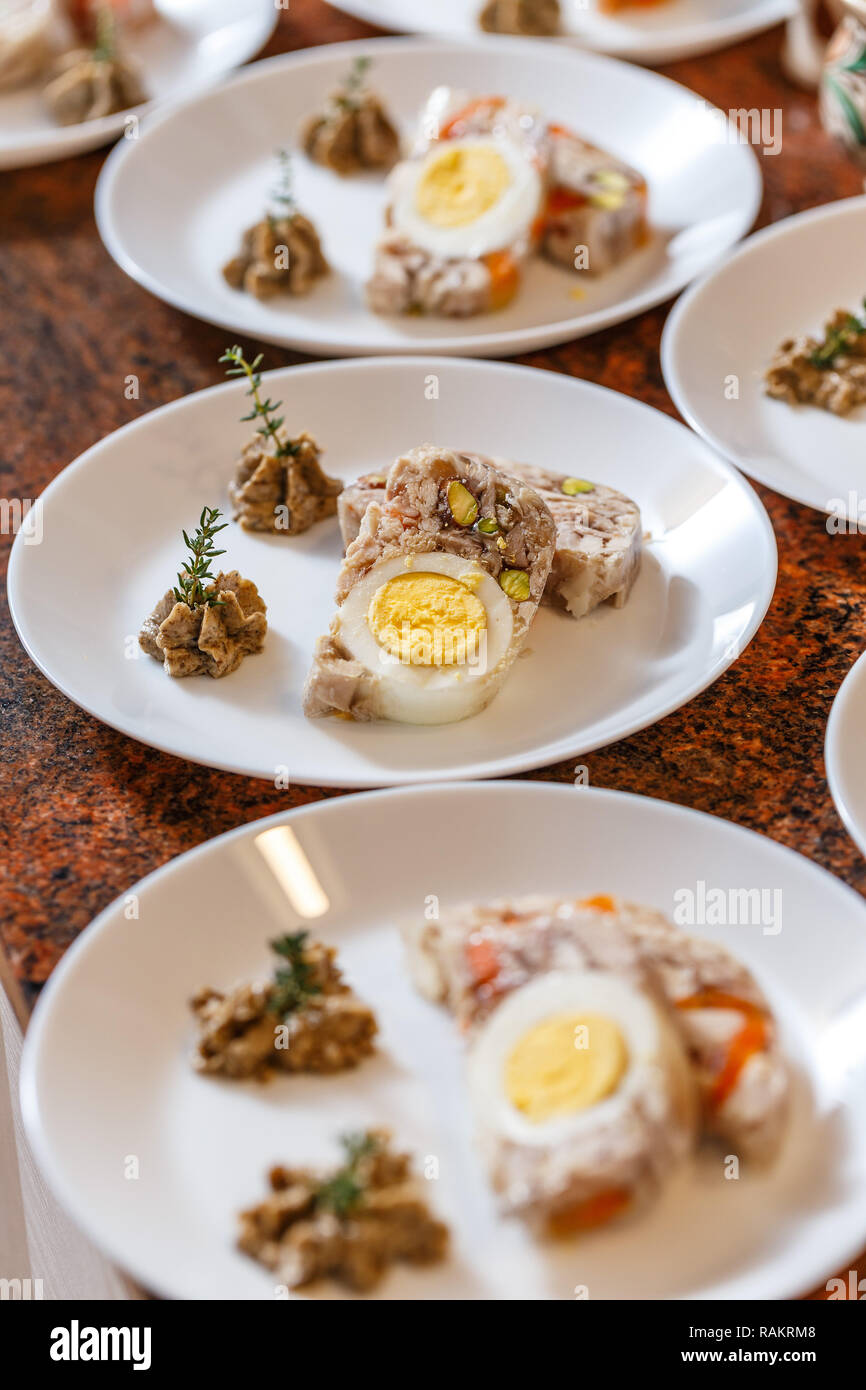 Gelatina di carne con uovo sul contatore ristorante Foto Stock