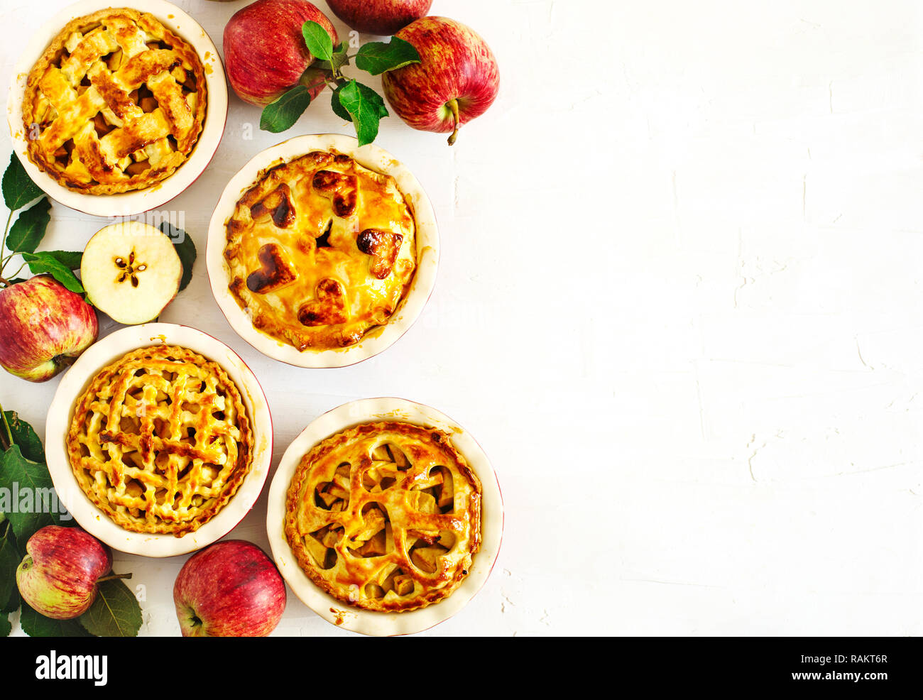 La tradizione americana torte di mele su sfondo bianco, vista dall'alto, copia dello spazio. Foto Stock