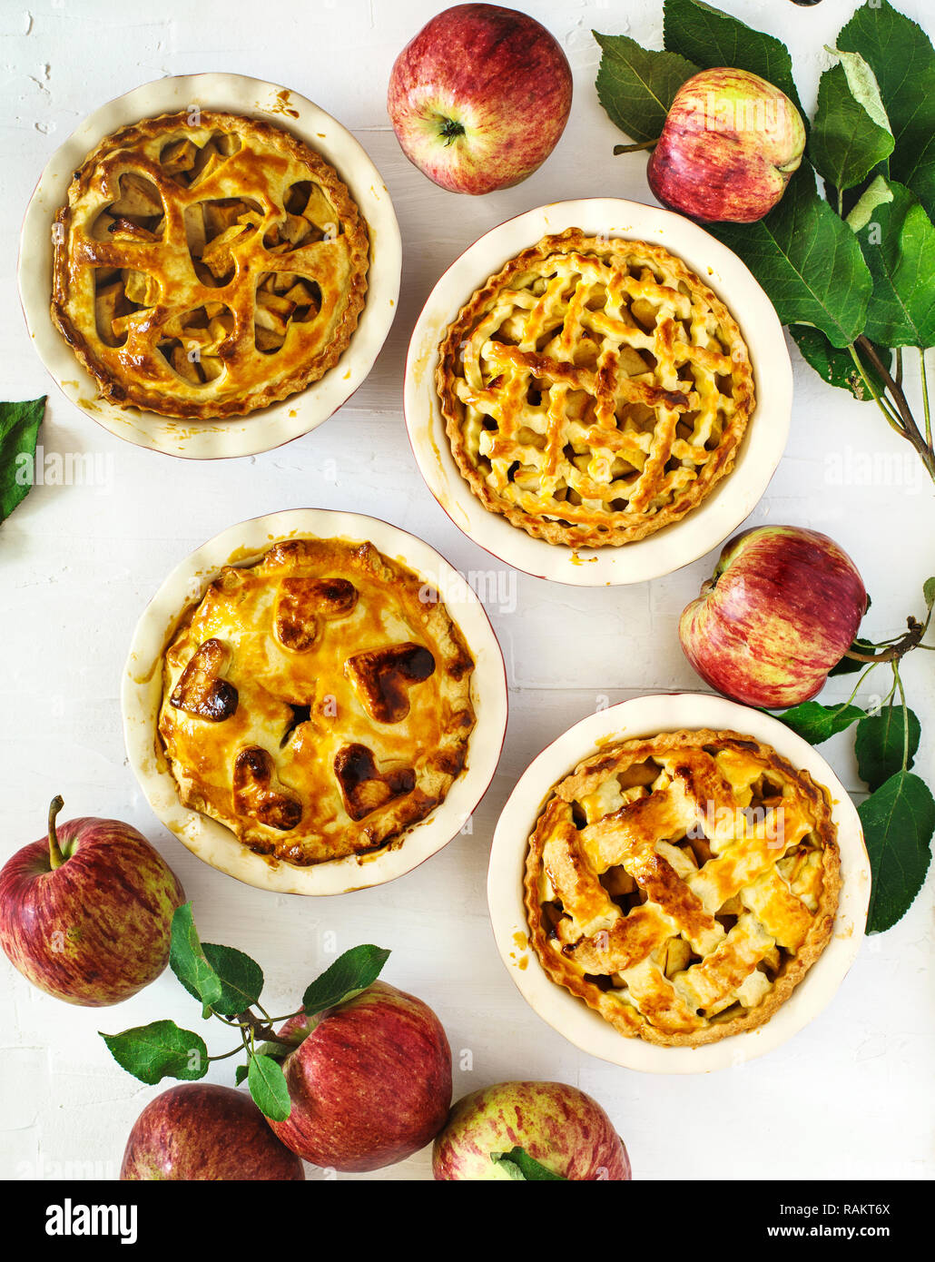 La tradizione americana torte di mele su sfondo bianco, vista dall'alto. Foto Stock