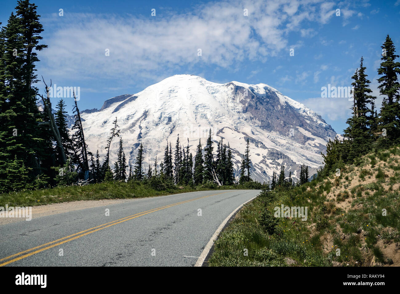 Giorno d'estate e di sole su un viaggio alla famosa montagna vicino a Seattle Washington Foto Stock