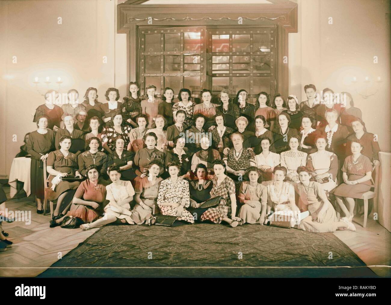 Arab Ladies' Unione. Il secondo gruppo. Hotel King David sett. 15 1944 membri delle donne arabe di unione con Huda Shaʻrawi reinventato Foto Stock