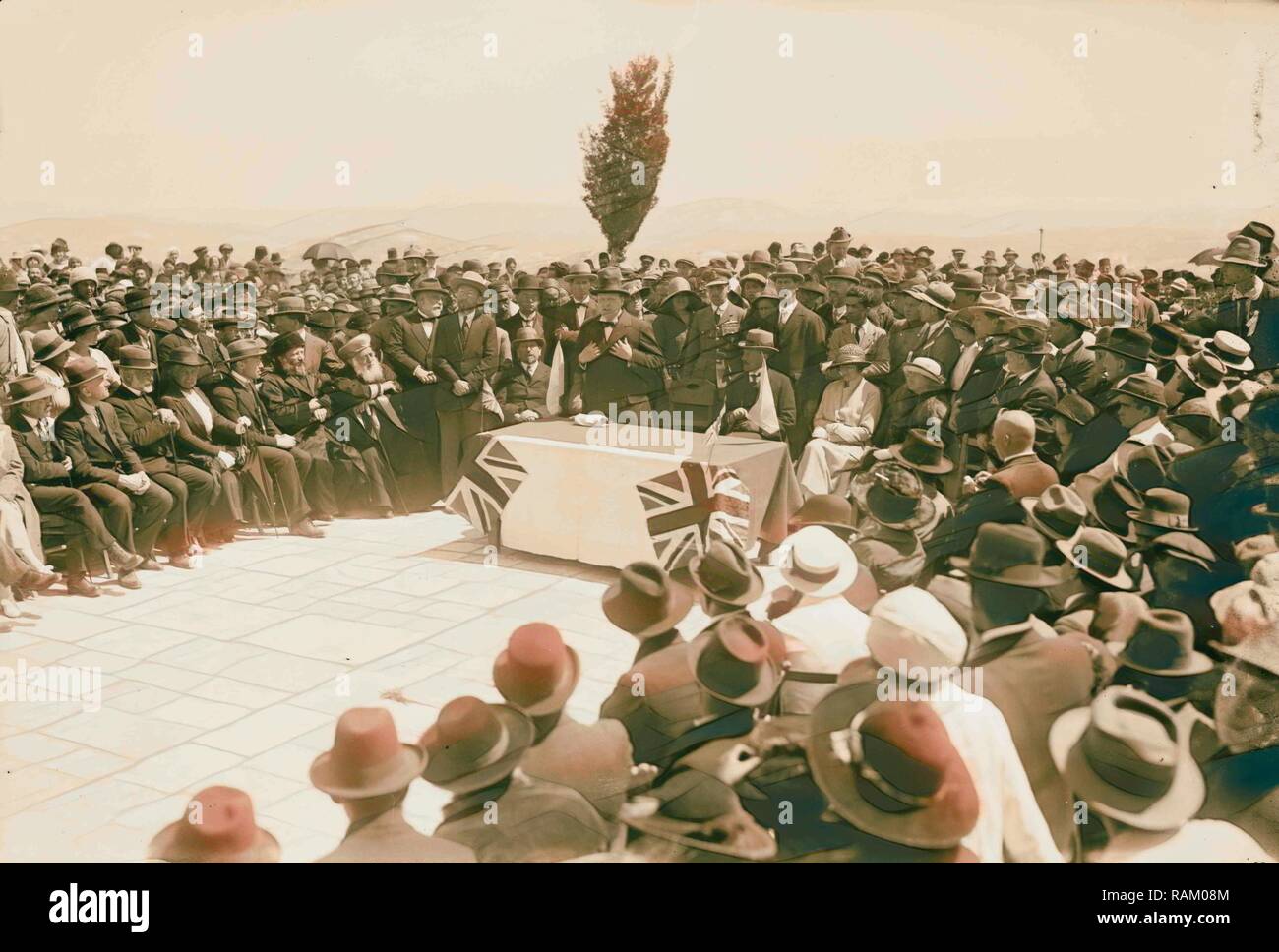 Winston Churchill parlando alla piantagione di alberi cerimonia sul sito della Università Ebraica, Monte Scopus, Gerusalemme, Mar reinventato Foto Stock